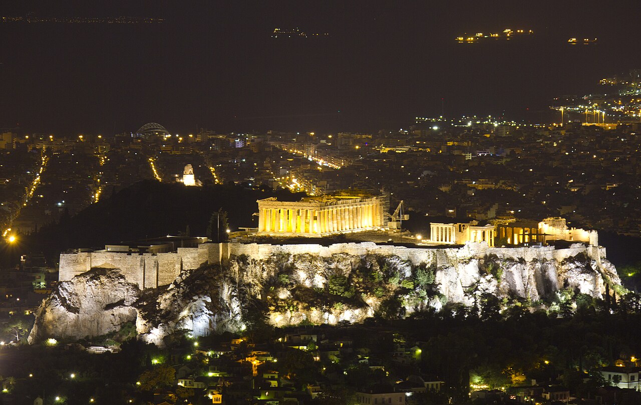 Η Ακρόπολη φωτισμένη τη νύχτα από τον Λυκαβηττό, η Αθήνα όπου κλείνονται διακριτικά fetish και kinky ραντεβού με συνοδούς